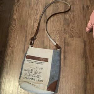 Mona B canvas purse/crossbody. Euc
